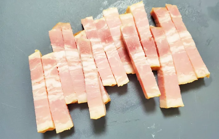 『サツマイモとベーコンの炊き込みご飯』を作る写真（撮影：エニママ）