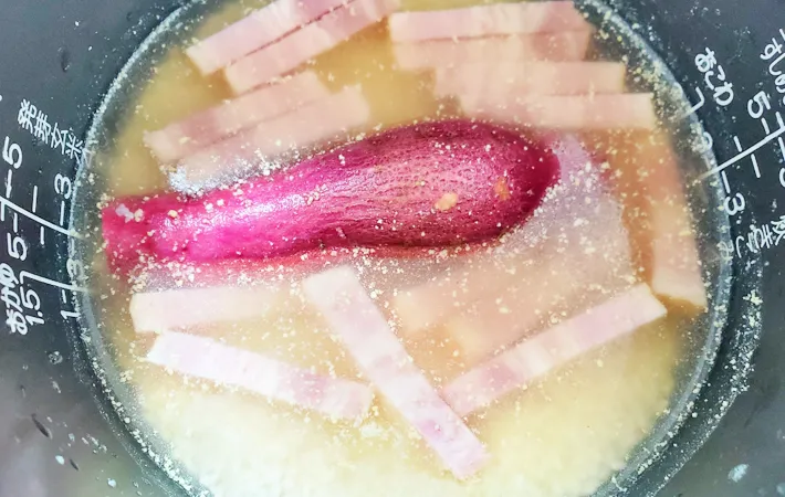 『サツマイモとベーコンの炊き込みご飯』を作る写真（撮影：エニママ）