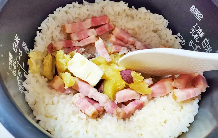 『サツマイモとベーコンの炊き込みご飯』を作る写真（撮影：エニママ）