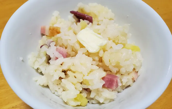 『サツマイモとベーコンの炊き込みご飯』の完成写真（撮影：エニママ）