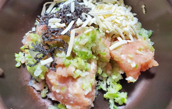 『塩昆布入りつくね』を作る写真（撮影：エニママ）