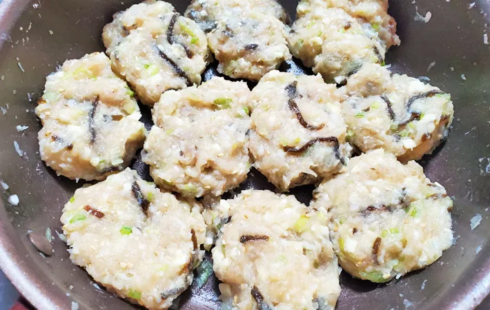 『塩昆布入りつくね』を作る写真（撮影：エニママ）