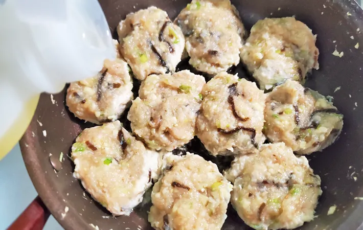 『塩昆布入りつくね』を作る写真（撮影：エニママ）