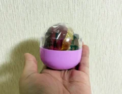 カプセルトイの『なりきり力士』（撮影：grape編集部）