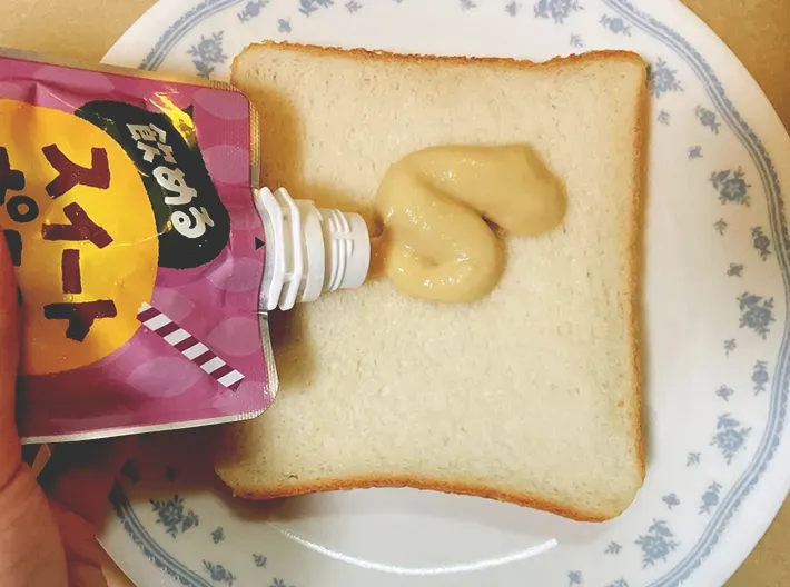 食パンに『飲めるスイートポテト』を塗る写真（撮影：grape編集部）