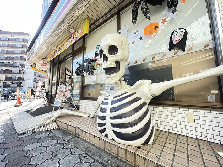 ハロウィンの装飾をするセブンイレブンの写真