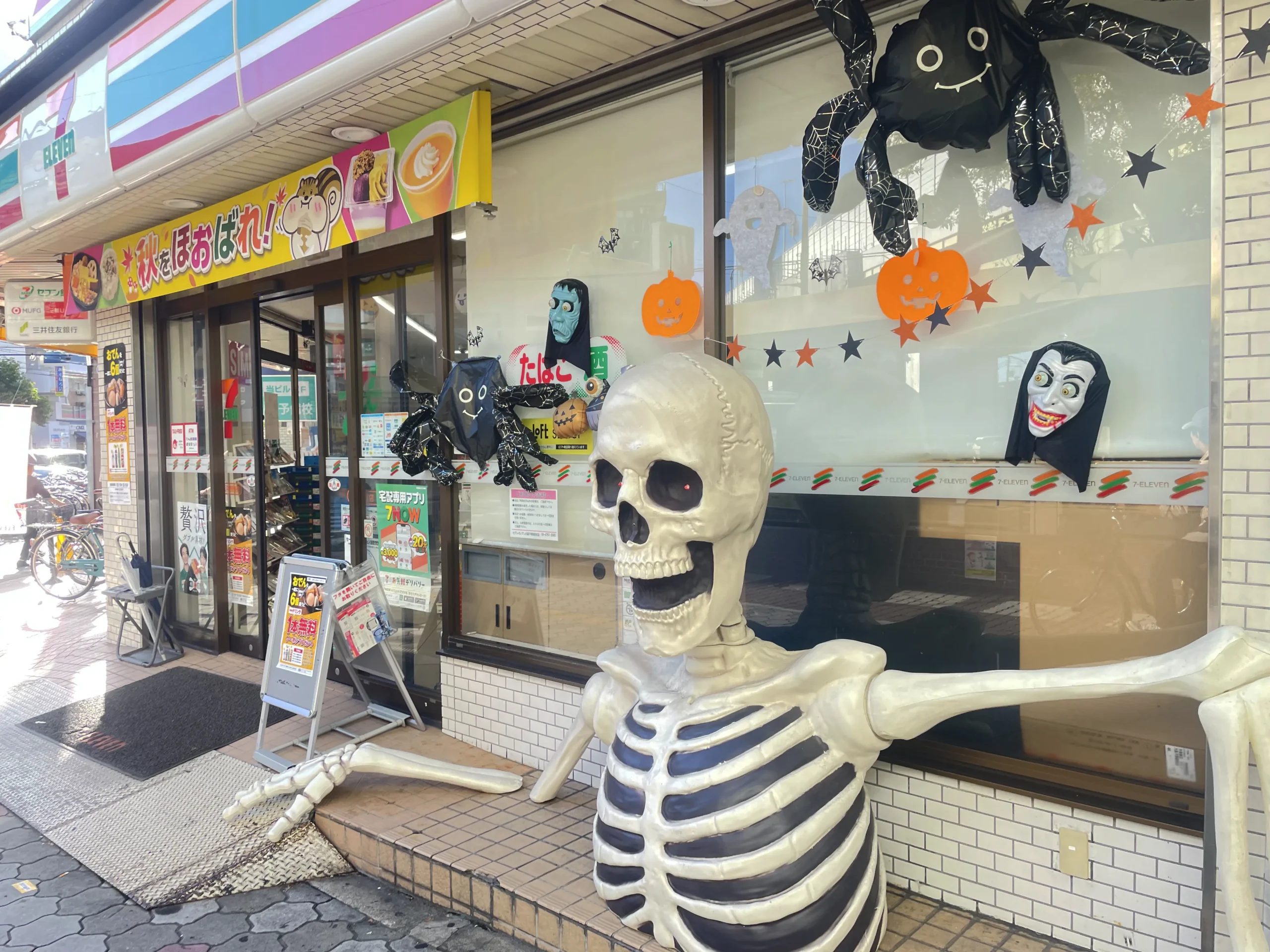 ハロウィンの装飾をするセブンイレブンの写真