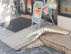 ハロウィンの装飾をするセブンイレブンの写真