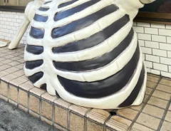 ハロウィンの装飾を行うコンビニエンスストアの写真