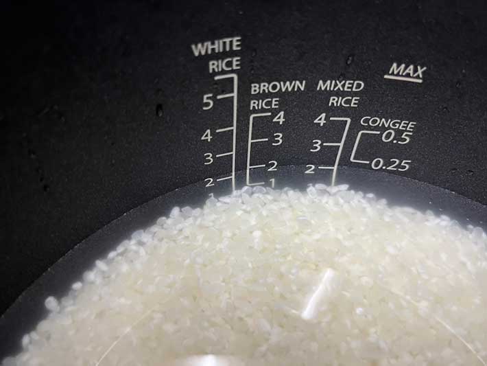 カルローズ米を炊く様子（撮影：grape編集部）