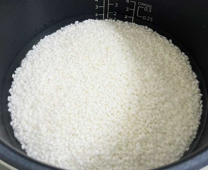 カルローズ米を炊く様子（撮影：grape編集部）