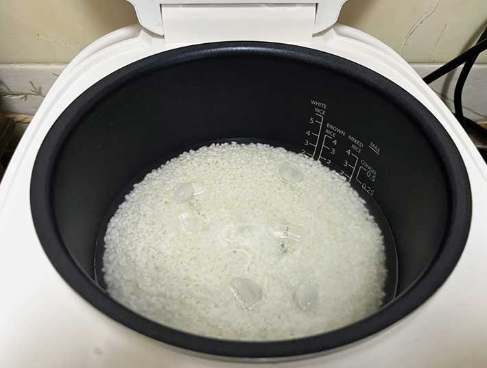 カルローズ米を炊く様子（撮影：grape編集部）