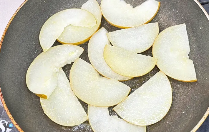 『梨のバター焼き』を作る写真（撮影：キジカク）