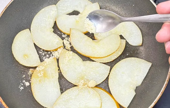 『梨のバター焼き』を作る写真（撮影：キジカク）