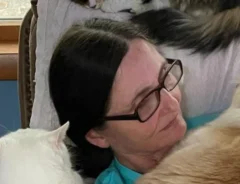 女性と猫の写真