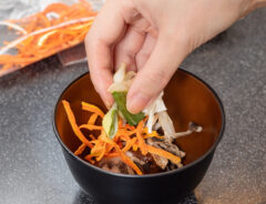 味噌汁を作る写真