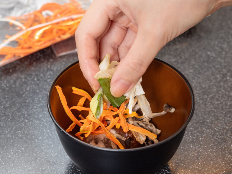 味噌汁を作る写真