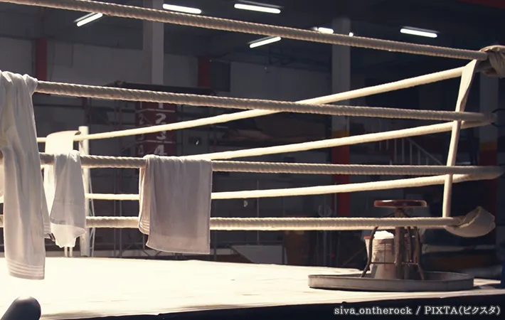 ボクシングリングと白いタオルの写真