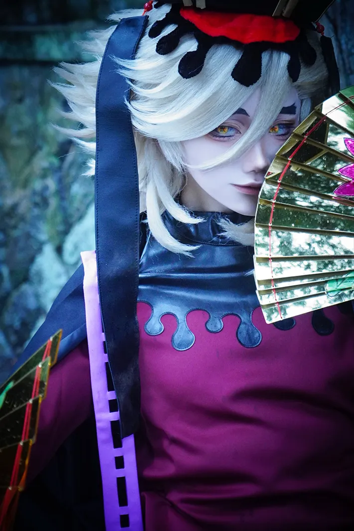 『鬼滅の刃』の童磨のコスプレの写真
