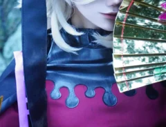 『鬼滅の刃』の童磨のコスプレの写真