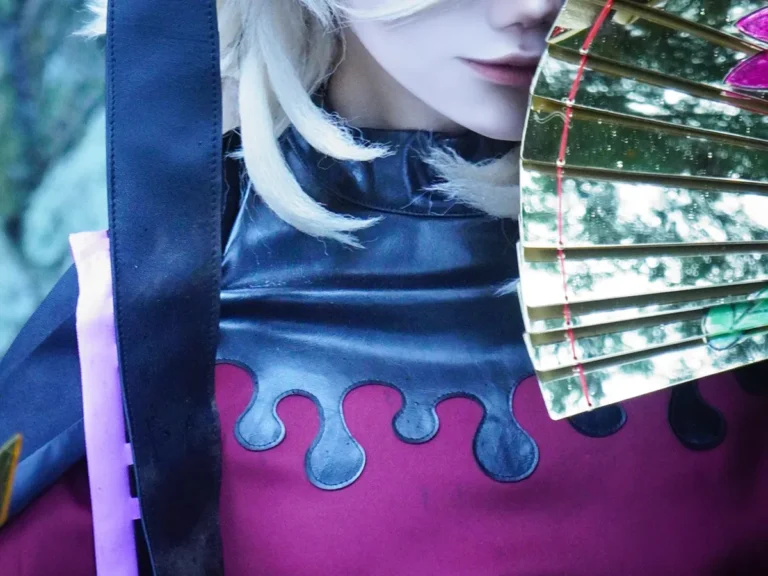 『鬼滅の刃』の童磨のコスプレの写真