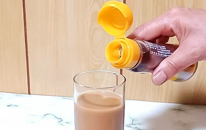 ミルクコーヒーに純正ごま油を入れる写真（撮影：キジカク）