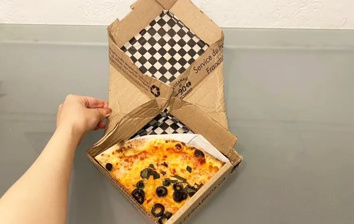 『ピザの箱で持ち帰りBOXを作る方法』の写真（撮影：キジカク）