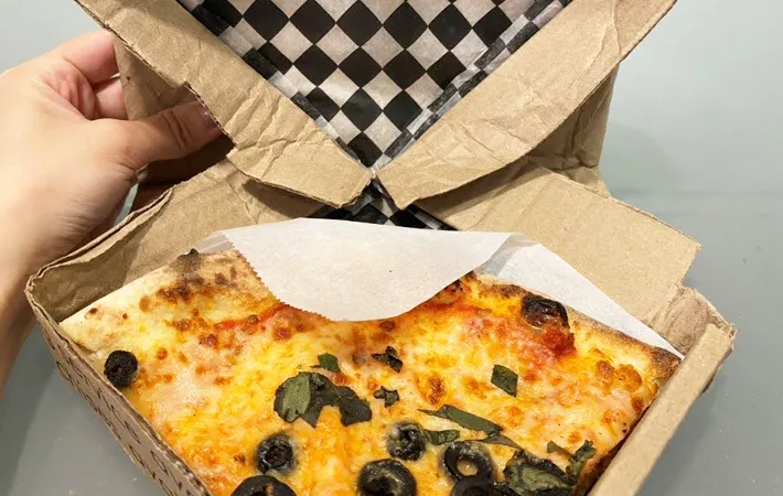 『ピザの箱で持ち帰りBOXを作る方法』の写真（撮影：キジカク）