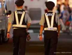 巡回する警察官の写真