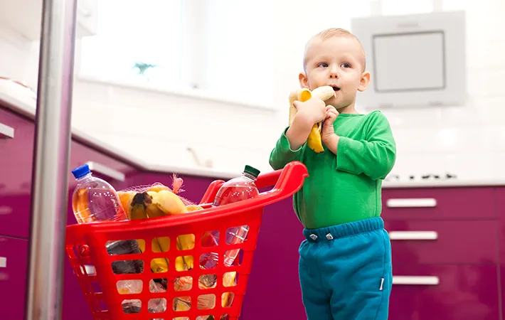 バナナを食べる子供の写真