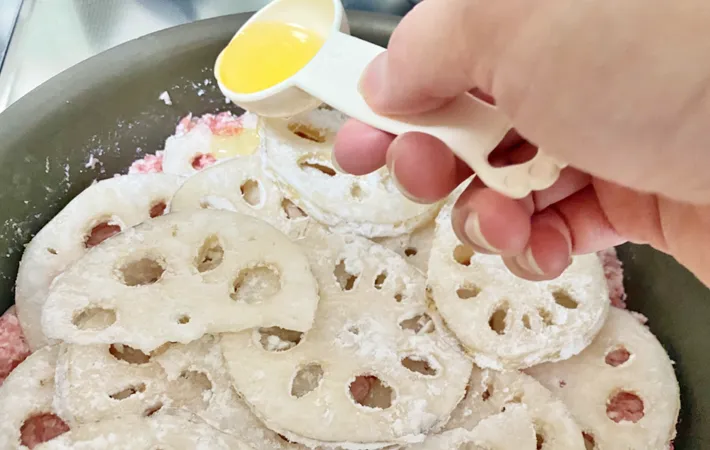 『はさまない！れんこんはさみ焼き』を作る写真（撮影：エニママ）