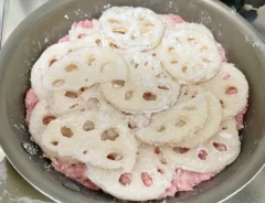 『はさまない！れんこんはさみ焼き』を作る写真（撮影：エニママ）