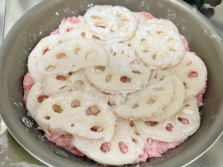 『はさまない!れんこんはさみ焼き』を作る写真(撮影:エニママ)