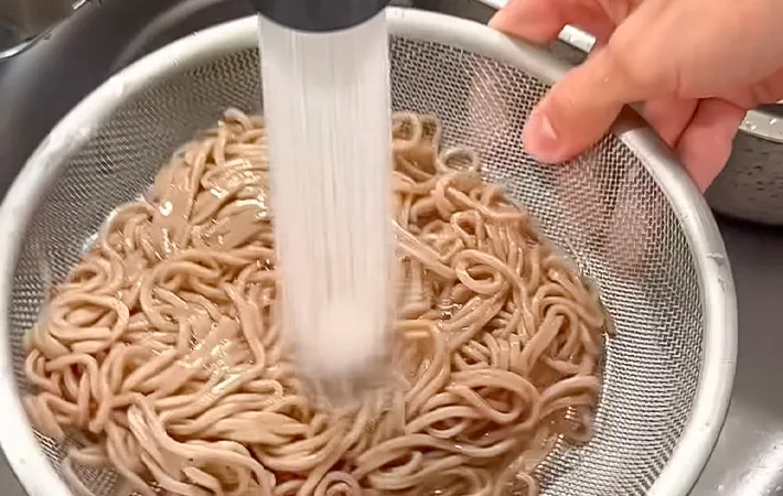 そばを冷水でしめる写真