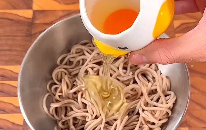 そばと卵の卵白の写真