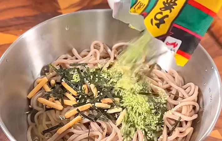 そばと『お茶漬けの素』の写真