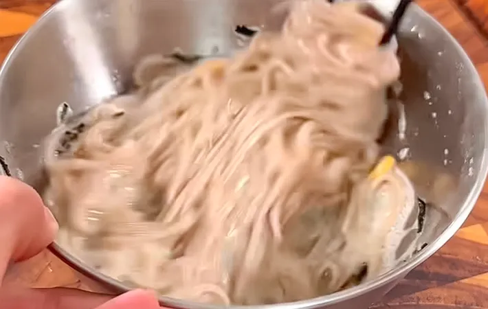 泡立つくらいしっかり混ぜている写真