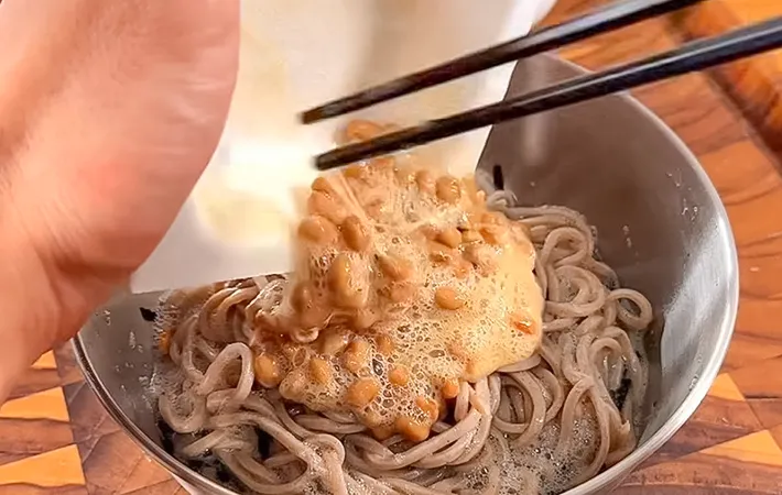 納豆をトッピングする写真