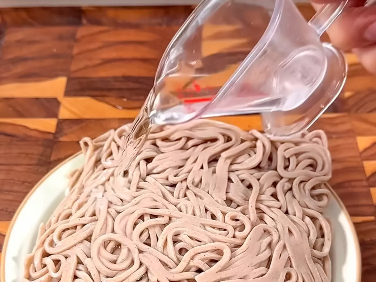 そばに水をかける写真