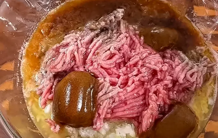 電子レンジで加熱したひき肉とカレールーの写真