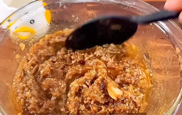 加熱したひき肉とカレールーを混ぜる写真