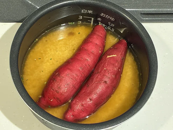 炊飯器の中に入っているサツマイモと米の写真（撮影：grape編集部）