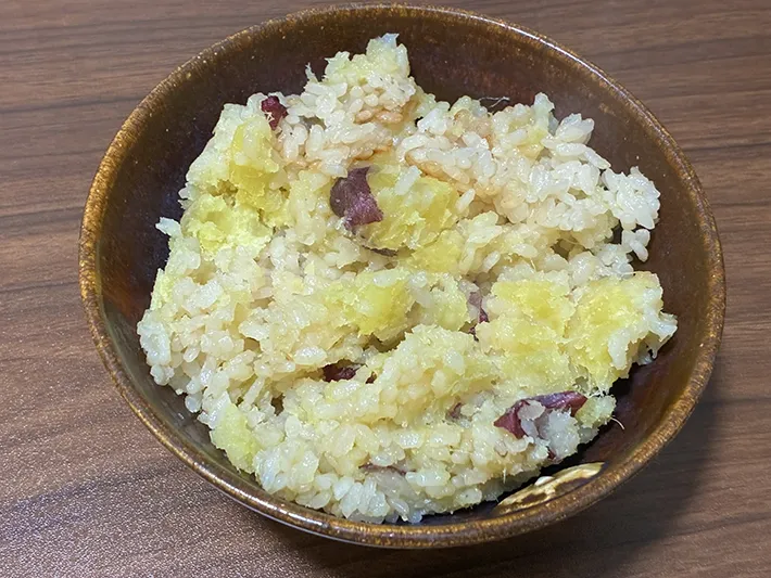 茶碗によそったサツマイモご飯の写真（撮影：grape編集部）