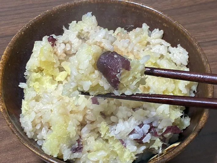 箸でつかんだサツマイモご飯の写真（撮影：grape編集部）