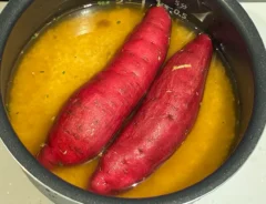 炊飯器の中に入っているサツマイモと米の写真（撮影：grape編集部）