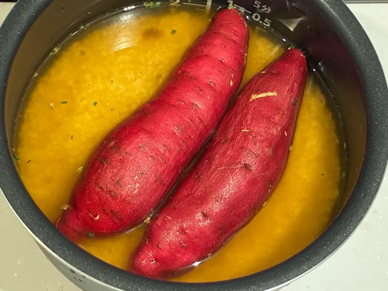炊飯器の中に入っているサツマイモと米の写真(撮影:grape編集部)