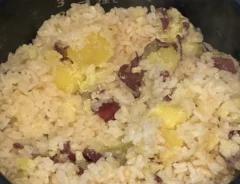 炊飯器の中のサツマイモご飯の写真（撮影：grape編集部）