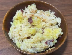 皿に盛られたサツマイモご飯の写真（撮影：grape編集部）