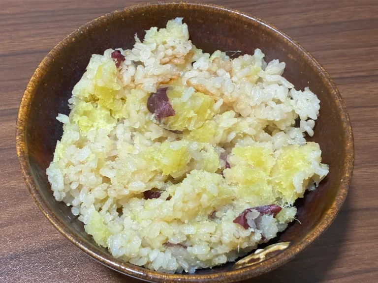 皿に盛られたサツマイモご飯の写真(撮影:grape編集部)