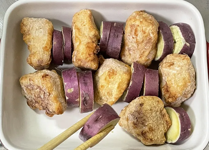 サツマイモとから揚げを交互に詰める写真（撮影：grape編集部）